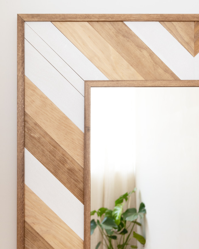 Spiegeleffekt massives Holz in dunkelroble und natürlichem Weiß von 163x84cm.