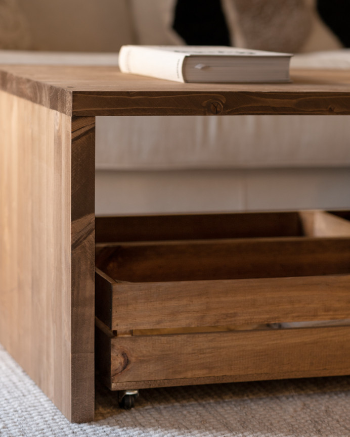 Mesa de centro de madera maciza en tono roble oscuro con ruedas de 120x45cm