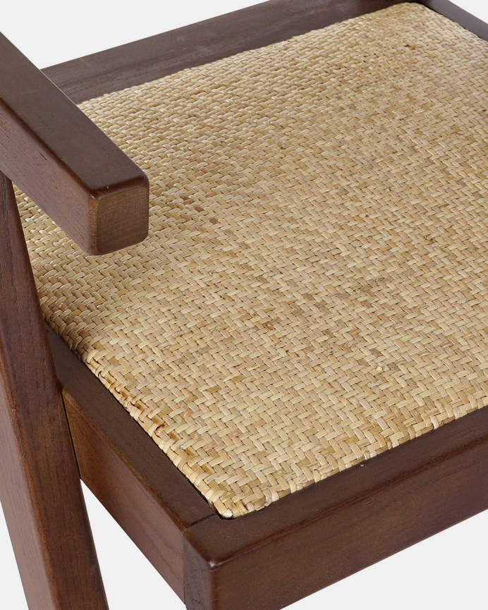 Holzstuhl aus Ulmenholz mit Sitzfläche und Rückenlehne aus braunem Flechtwerk in den Maßen 86x57 cm.