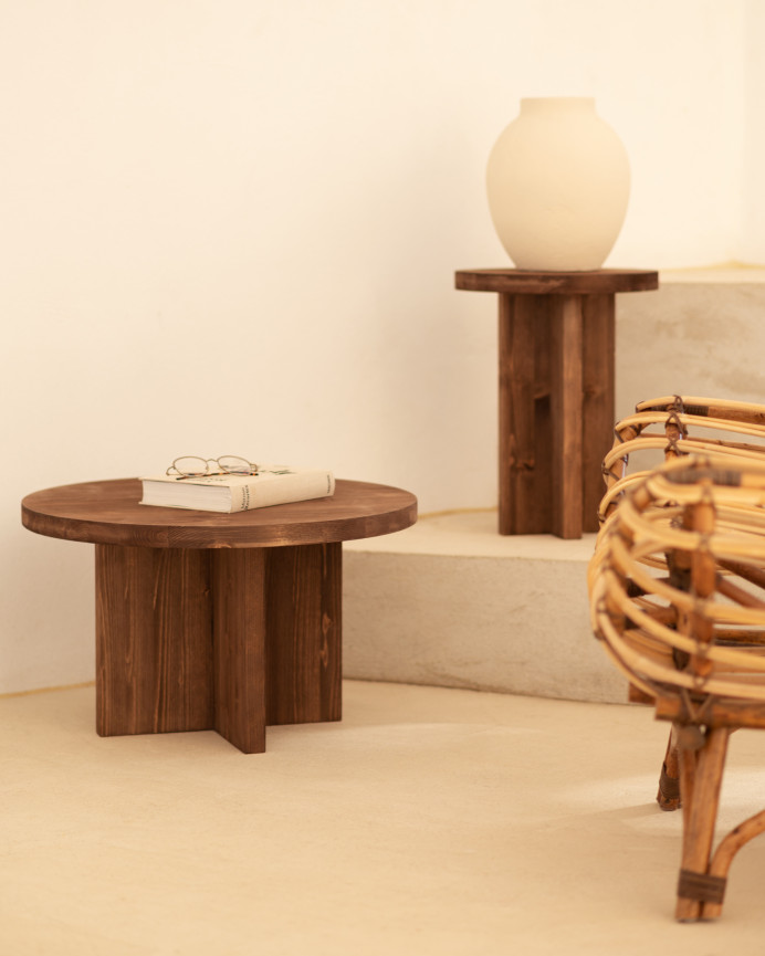 Runder massiver Holz-Couchtisch in Nussbaum-Finish in verschiedenen Größen.