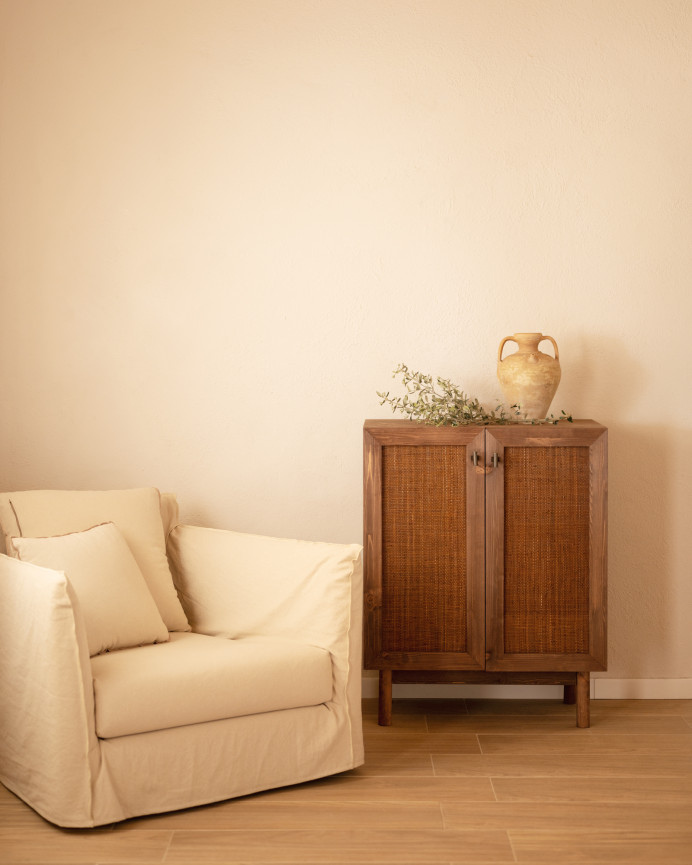 Massiver Holz- und Rattan-Sideboard mit 2 Türen in Nussbaumfarbe, Maße 100x80 cm.