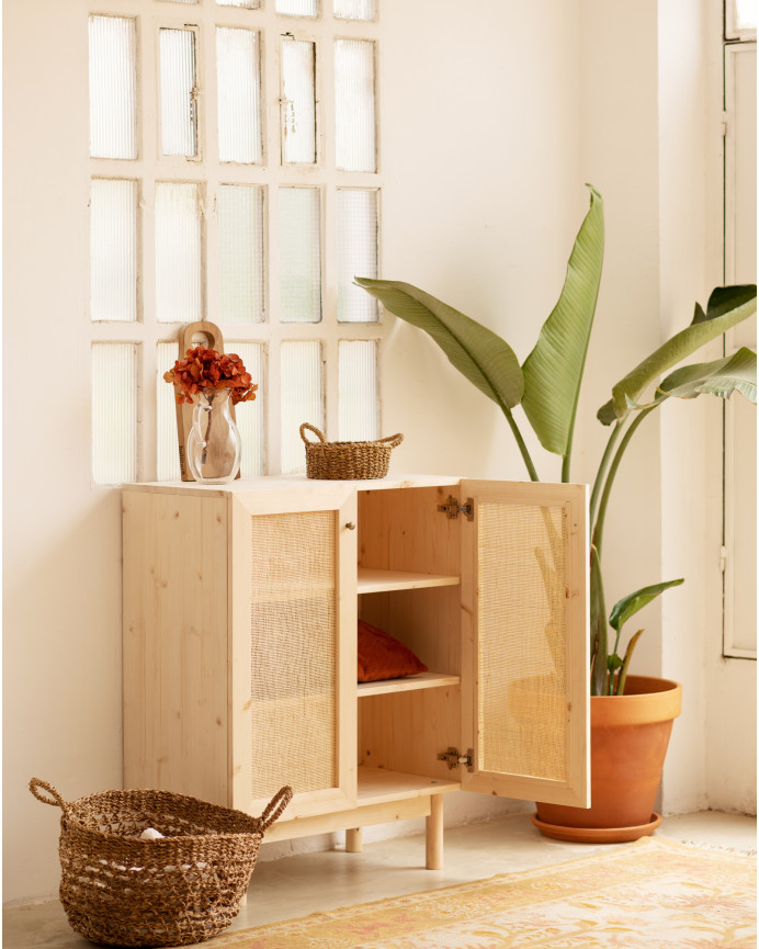 Sideboard aus Fichtenholz und Rattan-Medulla-Gewebe von 100x80 hergestellt.