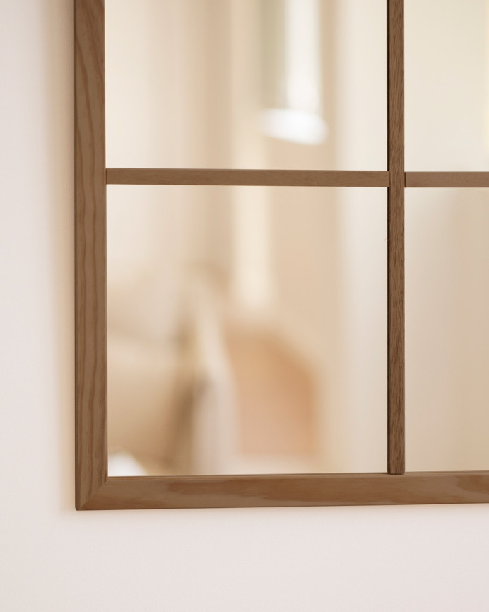 Rechteckiger Wandspiegel im Fensterstil aus dunkelroher MDF-Holz in den Maßen 90x60cm.