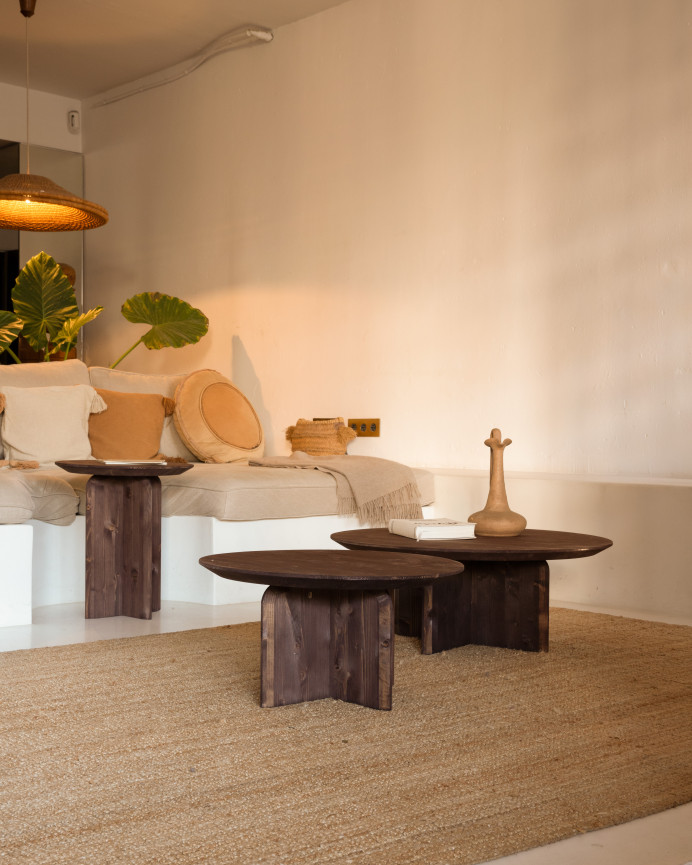 Runder Massivholz-Couchtisch in Nussbaum-Farbton in verschiedenen Größen.