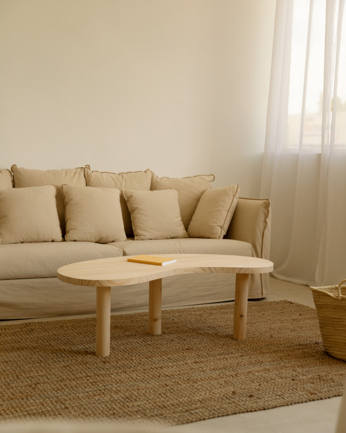 Massiver Holz-Couchtisch in organischen Formen in natürlichen Tönen in verschiedenen Größen.