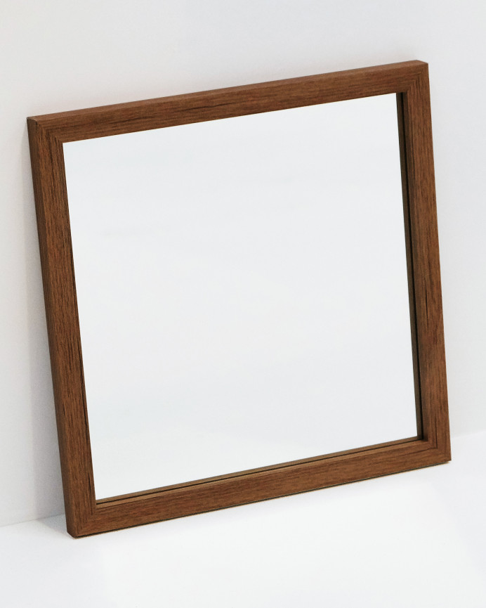Set von 4 quadratischen Wandspiegeln aus Walnussholz in der Größe 30x30cm.