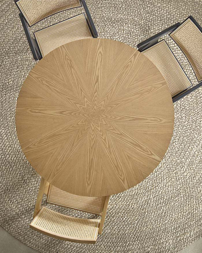 Massiver Holzstuhl mit Rückenlehne und Sitzfläche aus schwarzem Geflecht, 80 cm hoch.