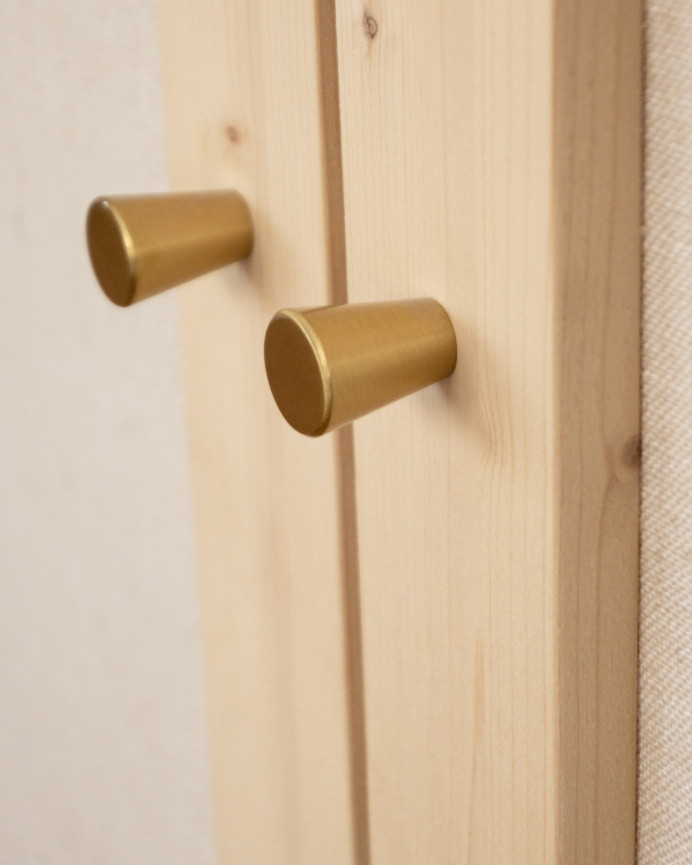 Massivholzschrank mit Leinengewebe in natürlicher Farbe, 180x80cm.
