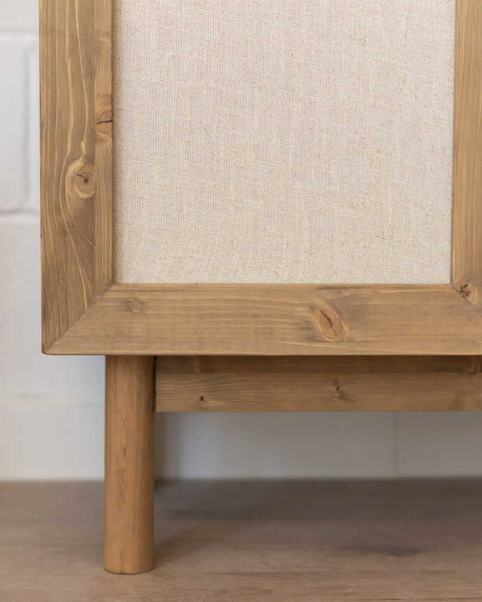 Massivholzschrank mit Leinenstoff in dunkler Eiche, 180x80cm.