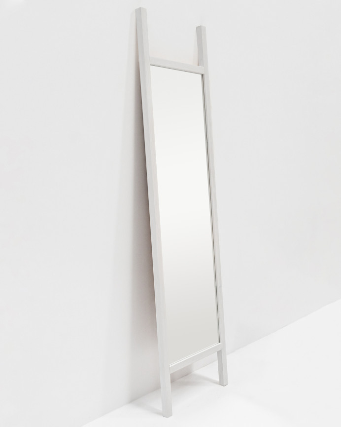 Holzoptik Spiegel in massiver Ausführung in Weiß mit den Maßen 45x180cm.