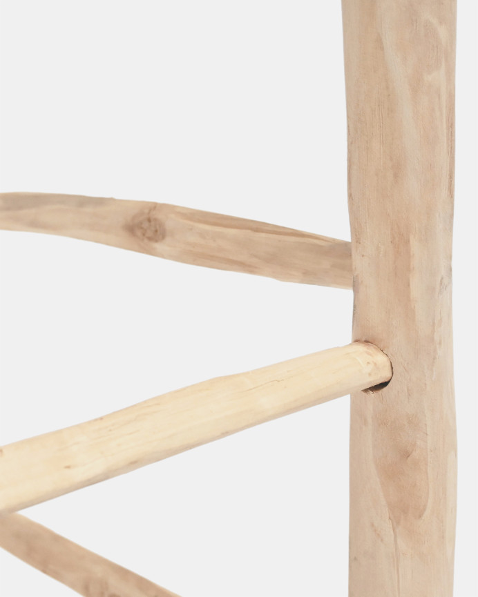 Geflochtener Palmenhocker mit massiver Holzstruktur von 75x40 cm.