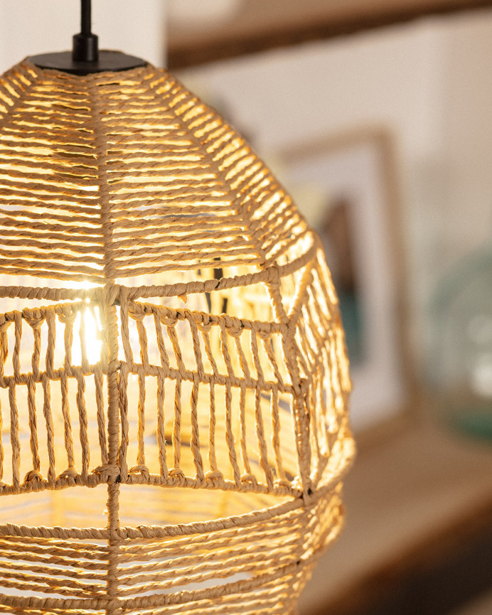 Deckenlampe mit Geflecht aus natürlicher Hanfseil.