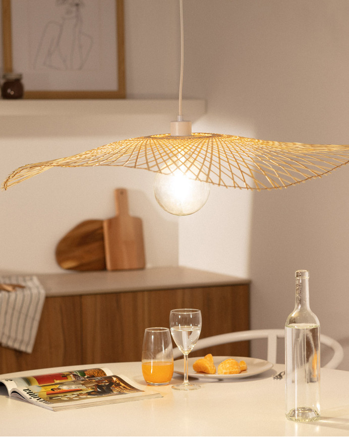 Deckenleuchte aus geflochtenem Rattan hergestellt.