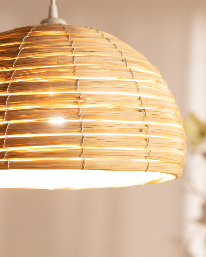 Deckenleuchte aus Rattan hergestellt.