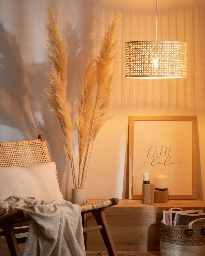 Deckenlampe aus Rattan-Geflecht hergestellt.