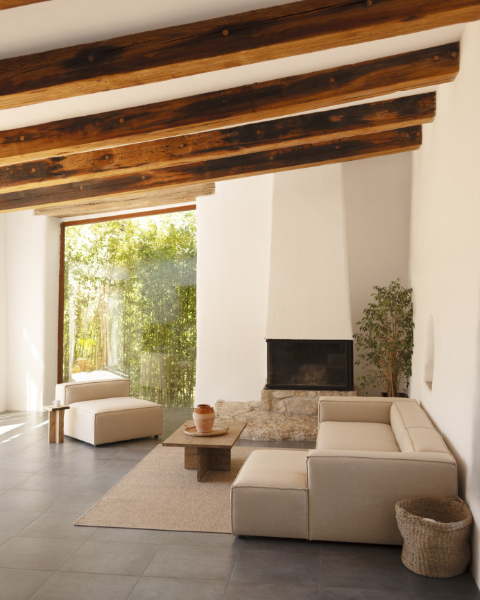 Massiver, nussfarbener Holz-Couchtisch mit den Maßen 120x70cm.