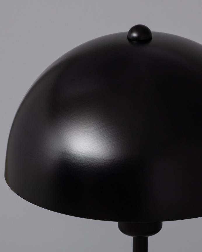 Tischlampe aus schwarzem Aluminium hergestellt.