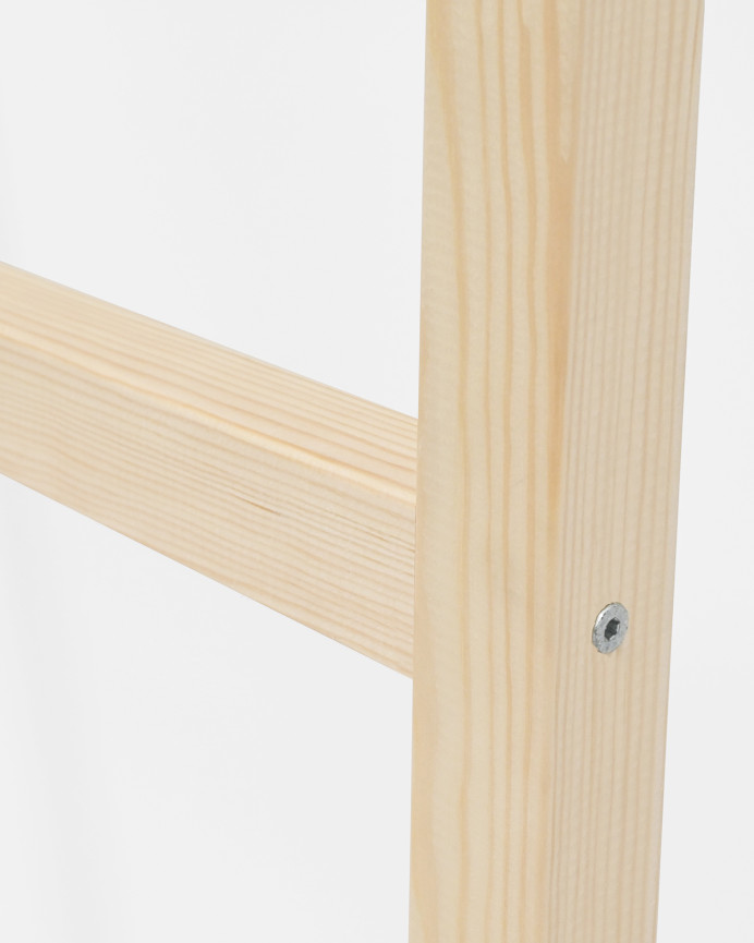Massive Holztreppe in natürlicher Farbe von 150x41cm.