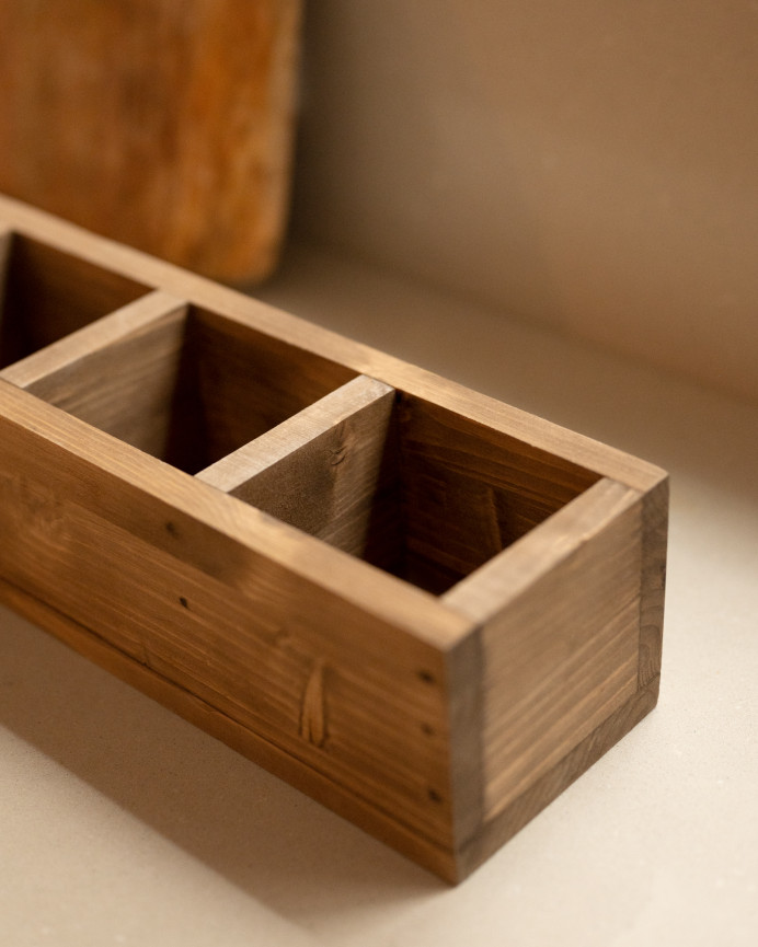 Organizer mit vier Fächern aus massivem Eichenholz in dunklem Eichenton, 10x40cm.