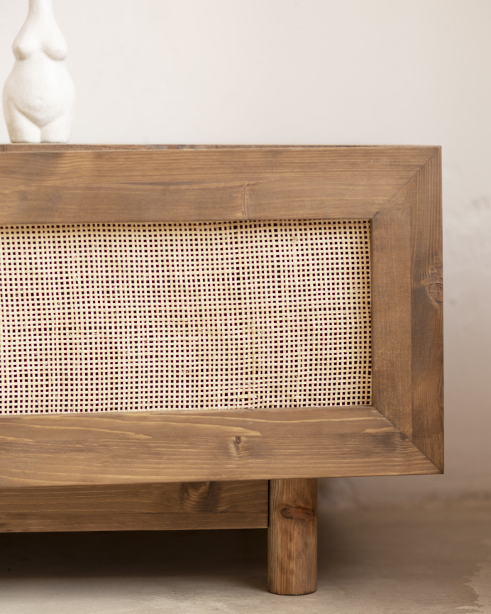 TV-Möbel aus Massivholz und Rattan mit 2 Türen in dunklem Eichenholzton, 150x40 cm.