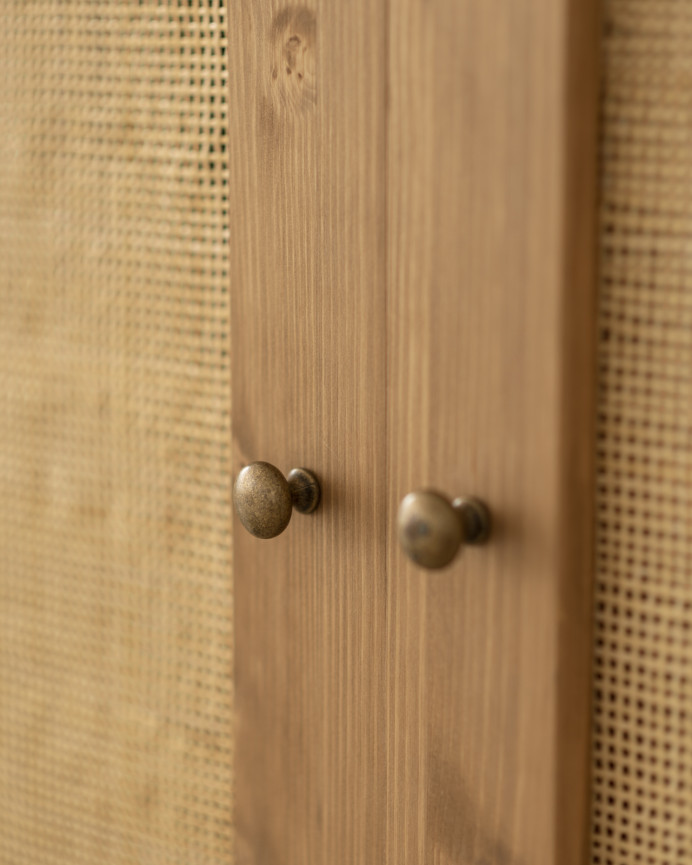 Massivholzschrank und Rattanmöbel in dunklem Eichenton von 180x80cm.