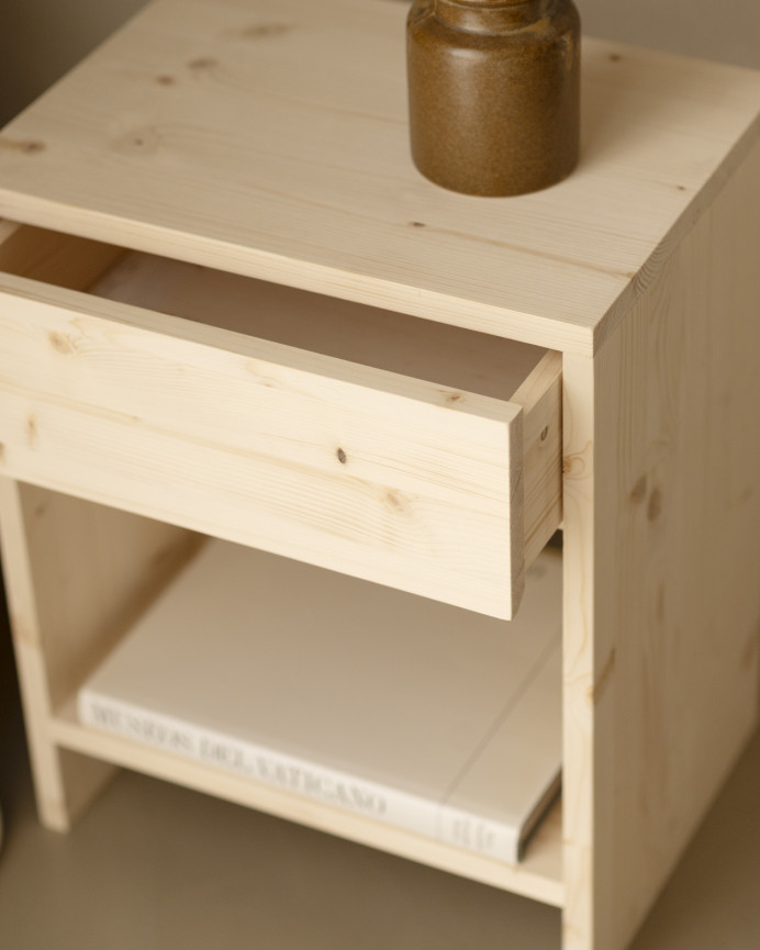 2er-Pack massiver Holz-Nachttische mit einer Schublade in natürlicher Farbe in verschiedenen Größen.