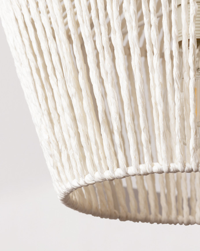 Deckenlampe in Weiß aus 22x31 cm großem Papierseil hergestellt.