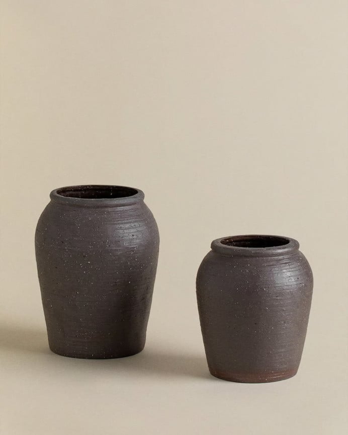 Schwarze Keramikvase, 19 cm groß.