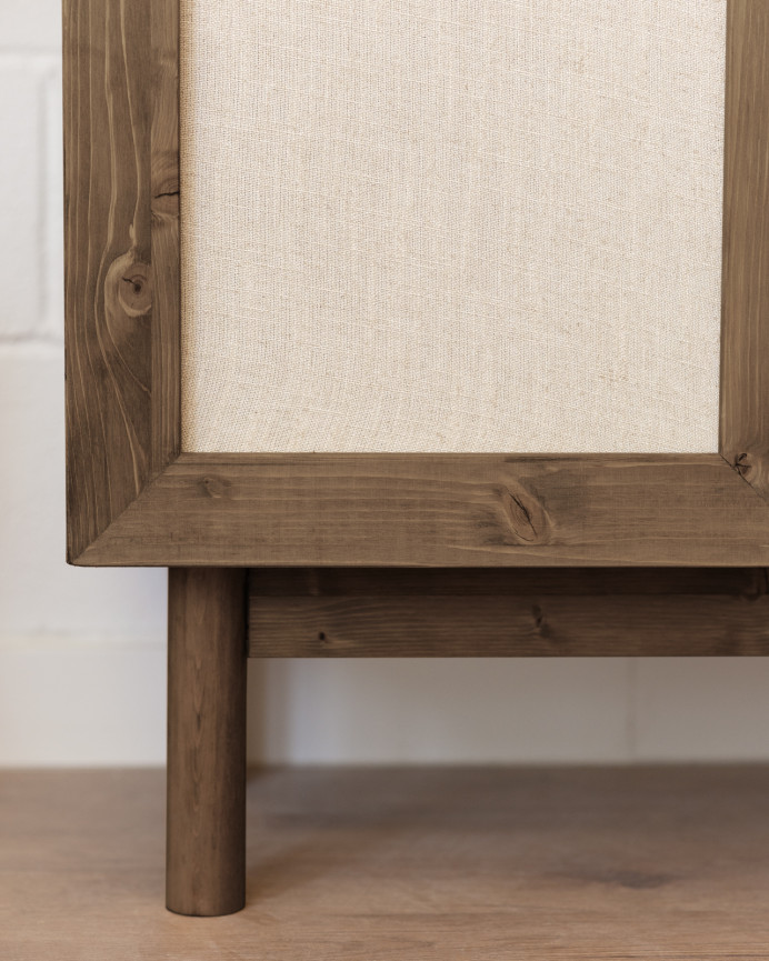 Schrank aus Fichtenholz und Leinenstoff in Nussbaumfarbe, 180x80cm.