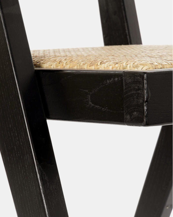 Holzstuhl aus Ulmenholz mit Sitzfläche und Rückenlehne aus schwarzem Flechtwerk, 86x57cm.