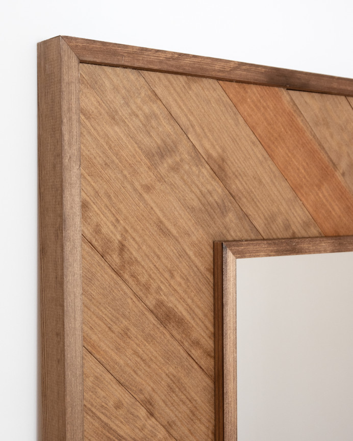 Holzoptik-Spiegel in dunklem Eichenholzton von 163x84cm.