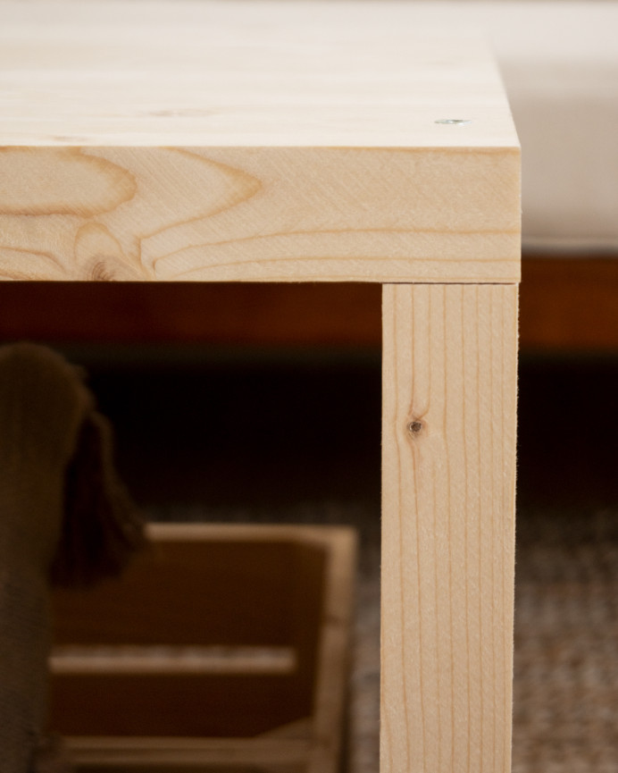 Mesa de centro de madera maciza en tono natural con ruedas de 120x45cm