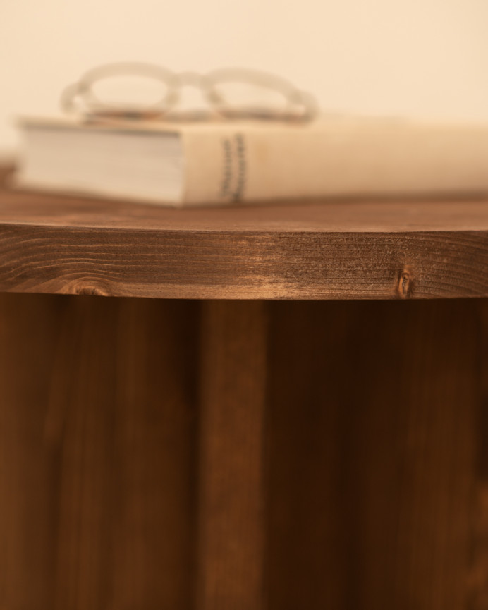 Runder massiver Holz-Couchtisch in Nussbaum-Finish in verschiedenen Größen.