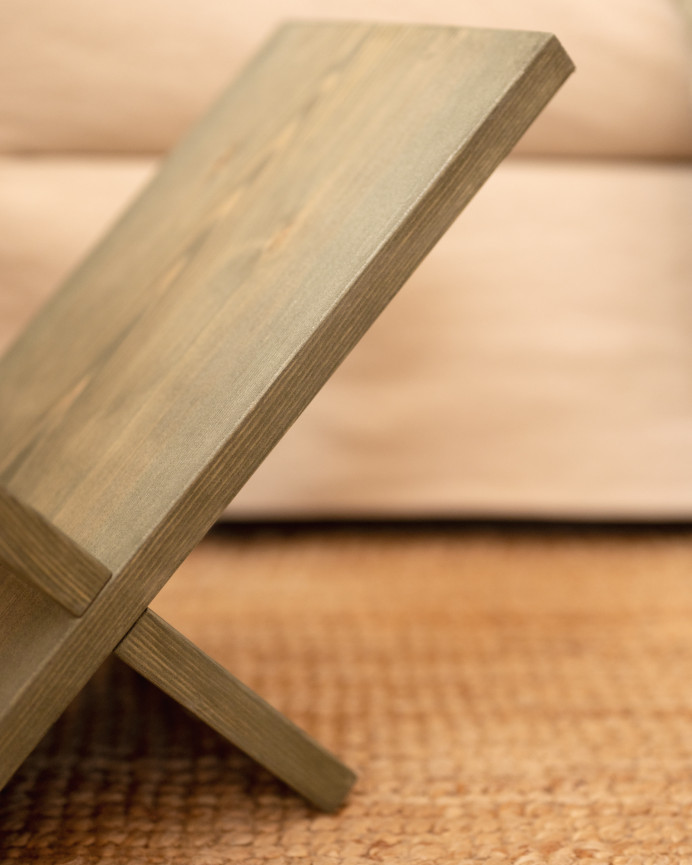 Revistero de madera maciza en tono verde de 30x40cm