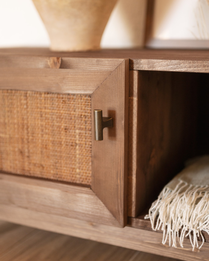 TV-Schrank aus Massivholz und Rattangewebe mit 2 Türen in Nussbaumfarbe, 150x40cm.