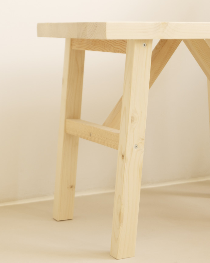 Massivholzhocker in natürlicher Farbe von 45x55cm.