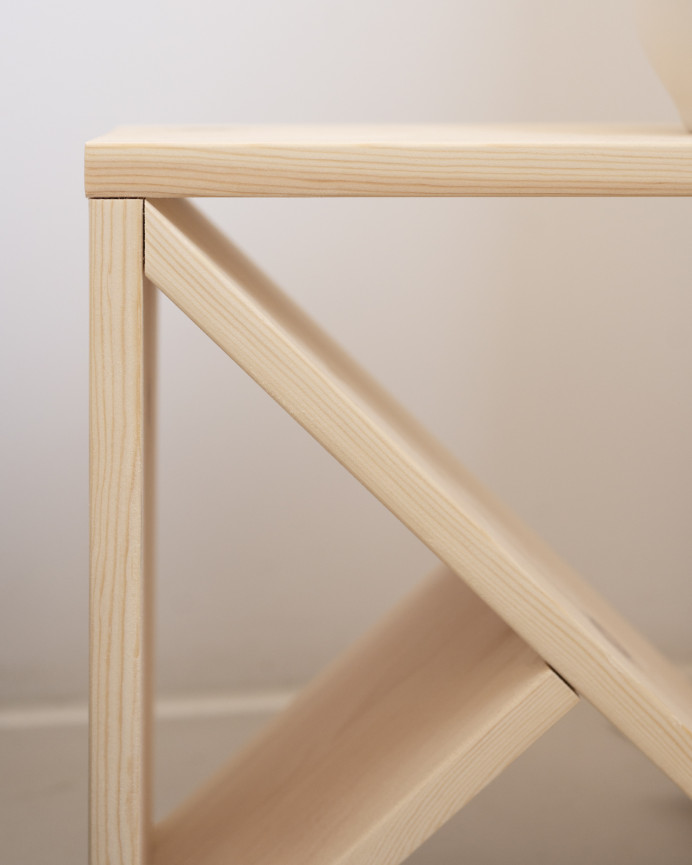 Verpacke 2 Massivholz-Couchtische in natürlicher Farbe in verschiedenen Größen.