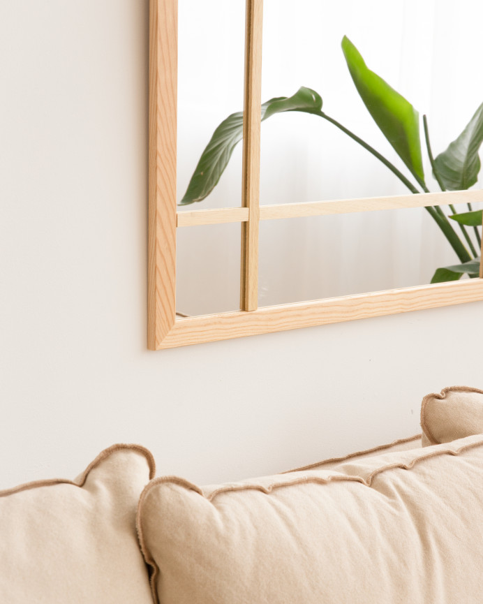 Rechteckiger Wandspiegel im Fensterstil, hergestellt aus naturbelassenem Holz.