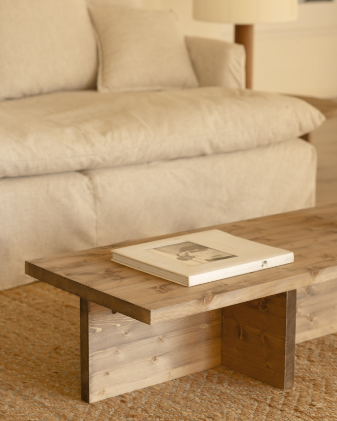 Massiver Eichenholz-Couchtisch in dunklem Eichenton von 124x27cm.