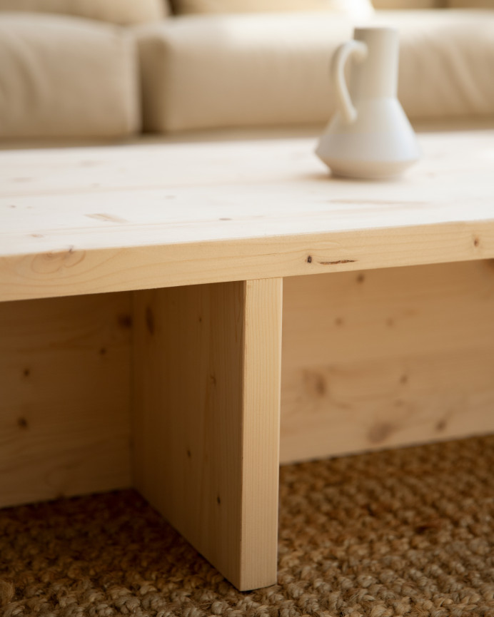 Massiver Holz-Couchtisch in natürlicher Farbe von 124x27cm.