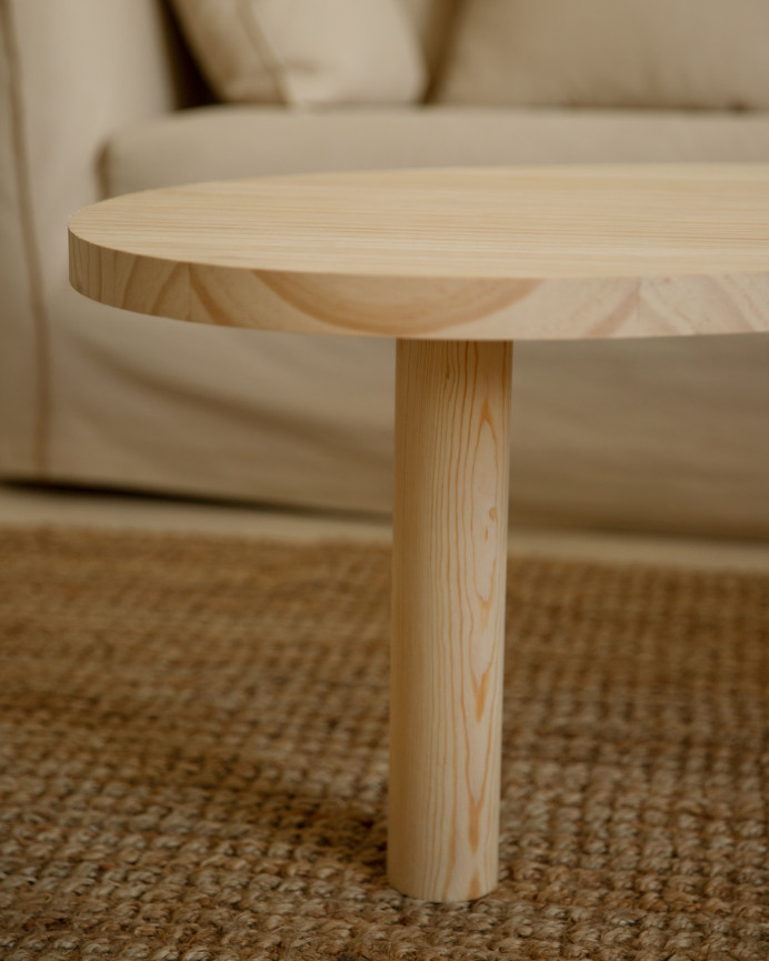 Massiver Holz-Couchtisch in organischen Formen in natürlichen Tönen in verschiedenen Größen.