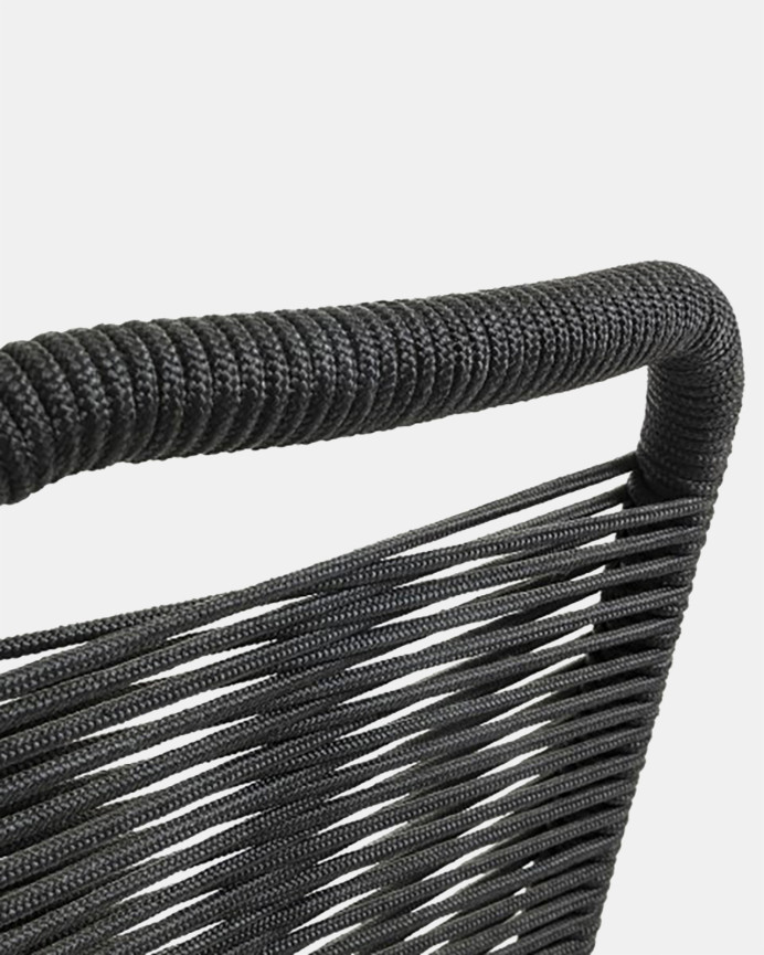 Stühle mit Sitz und Rückenlehne aus Seil mit einem Rahmen aus verzinktem Stahl in Schwarz in den Maßen 84x49 cm.