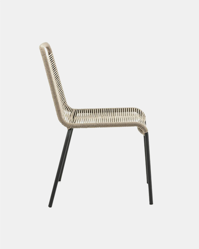 Stühle mit Sitz- und Rückenlehne aus Seil, mit einem Gestell aus feuerverzinktem Stahl in Beige, 84x49cm.