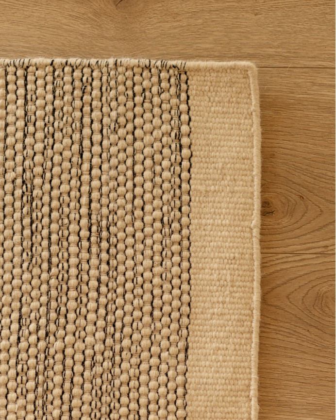 Beige und schwarzer Wollteppich in verschiedenen Größen.