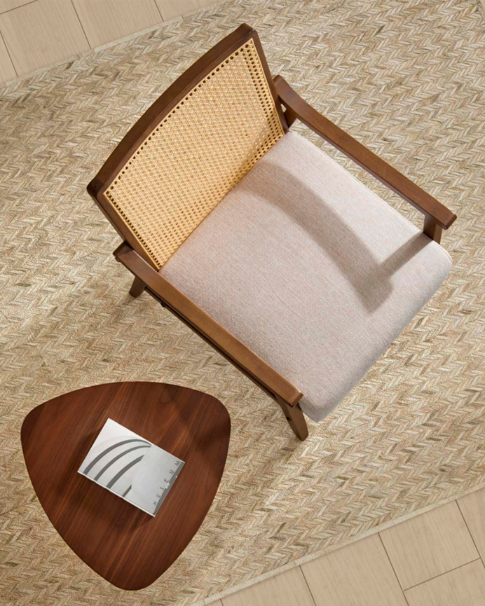 Massiver HolzsessEl mit Schaum- und Faserpolsterung in Nussbaum-Finish, 78x68cm.