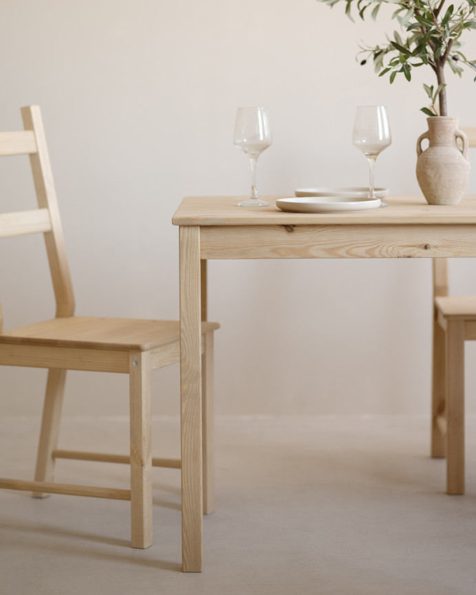 Pack Esstisch und 4 Massivholzstühle in mittlerem Eichenfarbton von 120 cm.