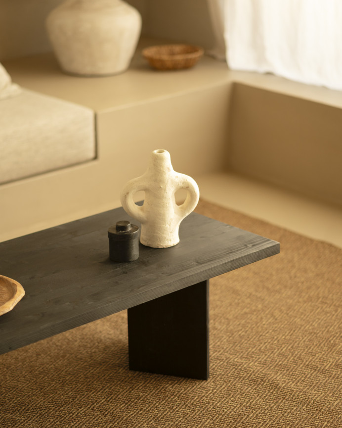 Massiver Couchtisch aus schwarzem Holz in den Maßen 120x55 cm.
