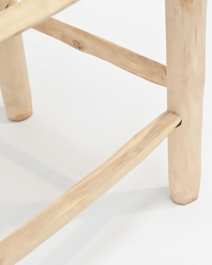 Geflochtener Palmenhocker mit massiver Holzstruktur von 75x40 cm.