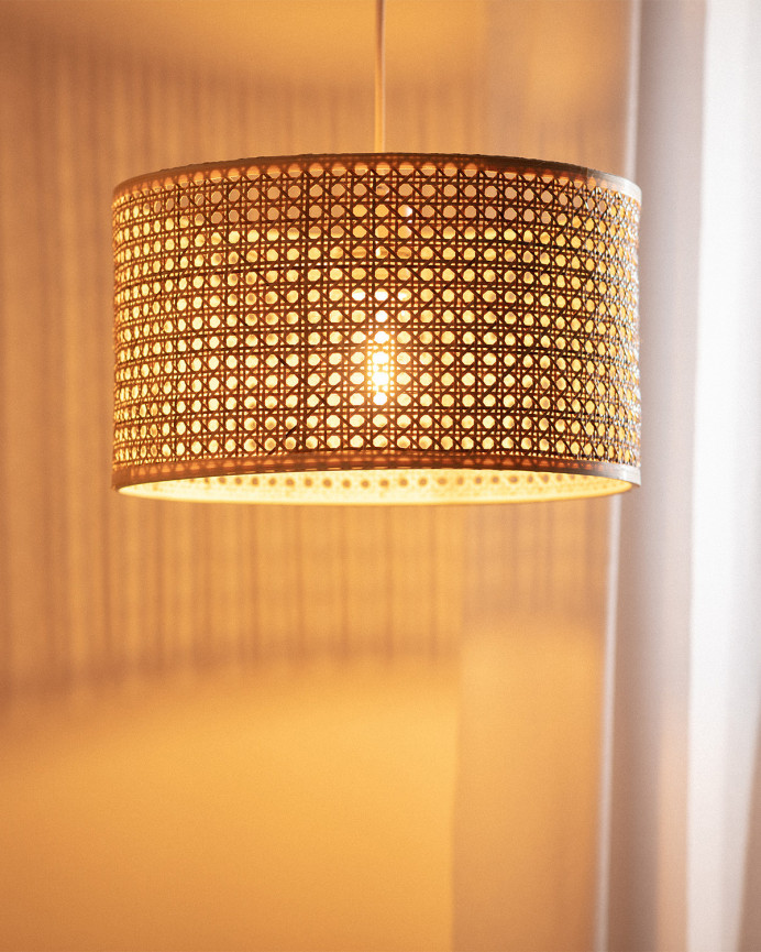 Deckenlampe aus Rattan-Geflecht hergestellt.