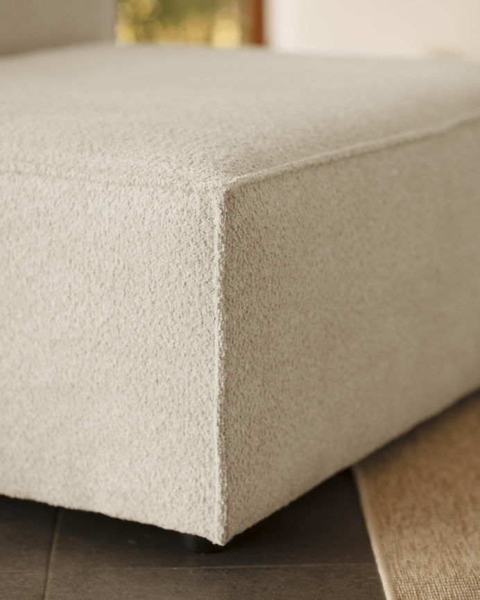 Bouclé-Sessel in hellgrauer Farbe, 110x90cm.